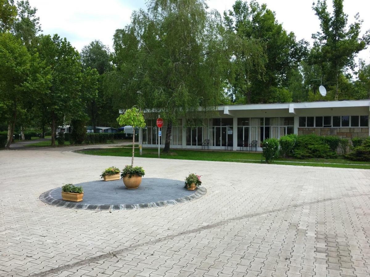 Bed and Breakfast Napsugar Club Es Panzio Фоньод Екстер'єр фото